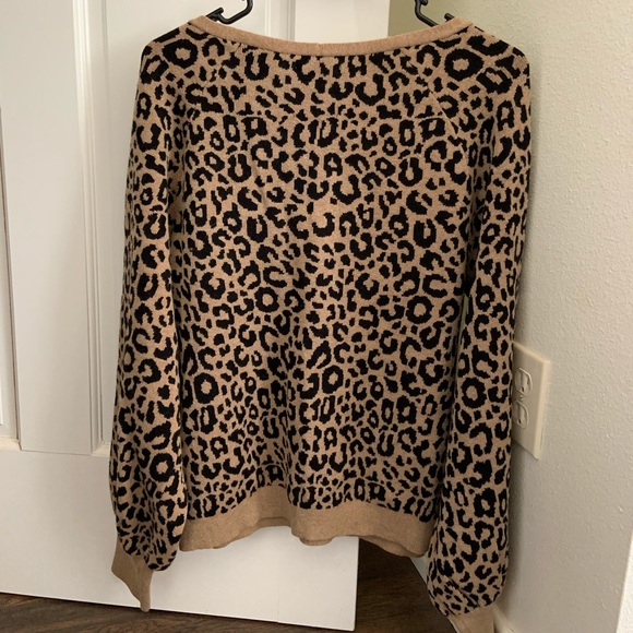 NEW Abercrombie Leopard V-Neck Sweater - Picture 3 of 4